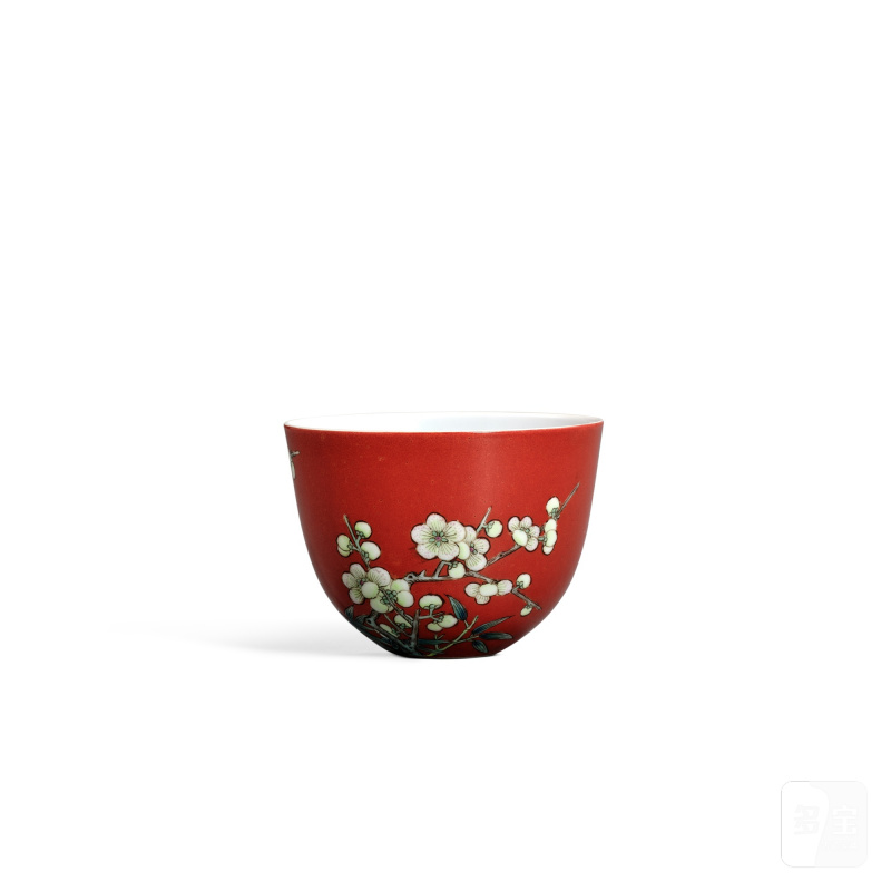 A coral-red-ground famille-rose 'prunus' cup, Seal mark and period of Jiaqing | 清嘉慶 粉彩珊瑚紅地梅紋小盃 《大清嘉慶年製》款 - 图2